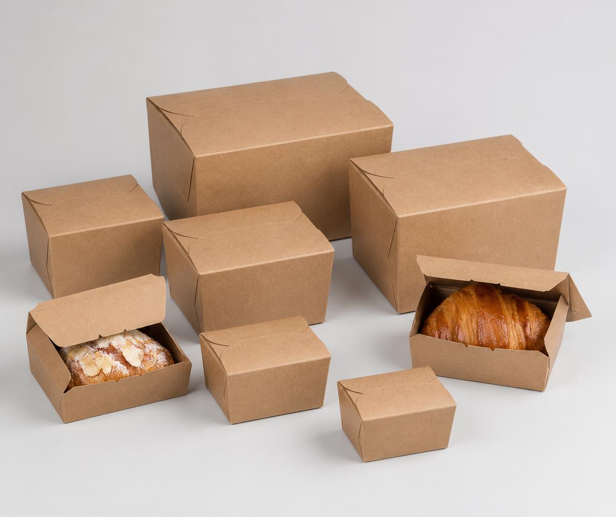 Caixas pequenas de papelão kraft para porções e salgados sobre fundo cinza claro